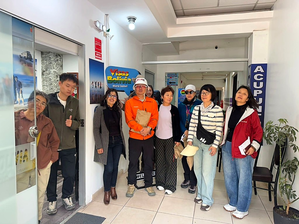 Grupo de viajeros frente a la oficina Visas Bolivia en Cusco