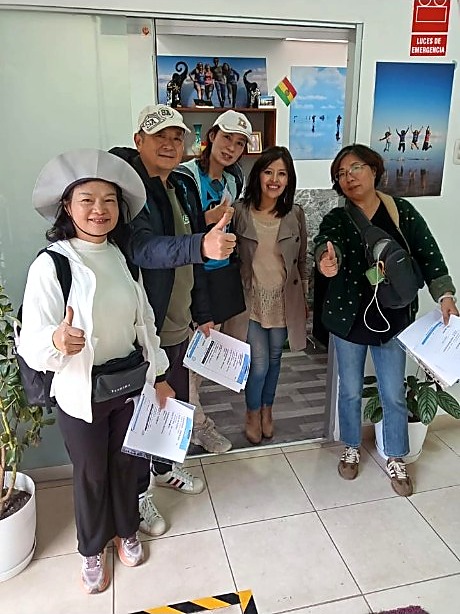 Clientes satisfechos con sus visas en la oficina de Conexión Bolivia
