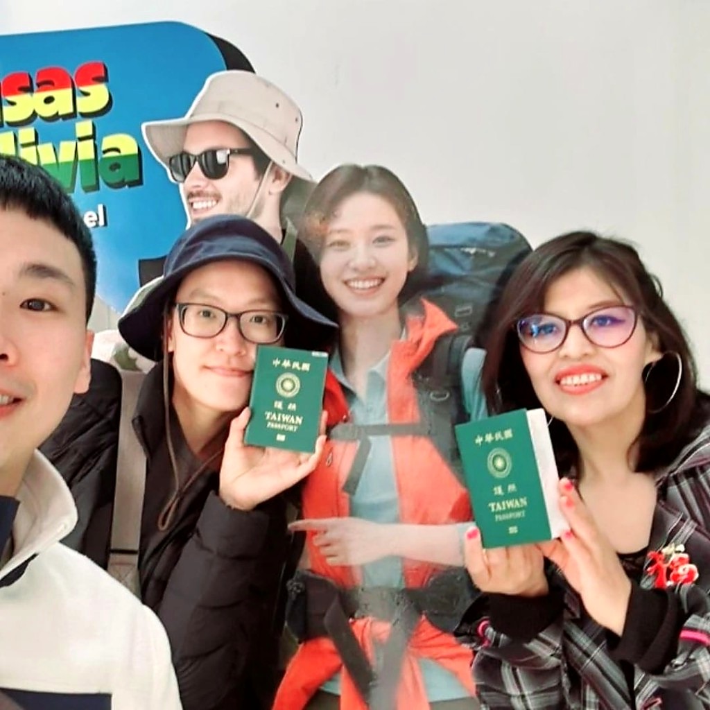 Viajeros internacionales mostrando sus pasaportes con visa de Bolivia