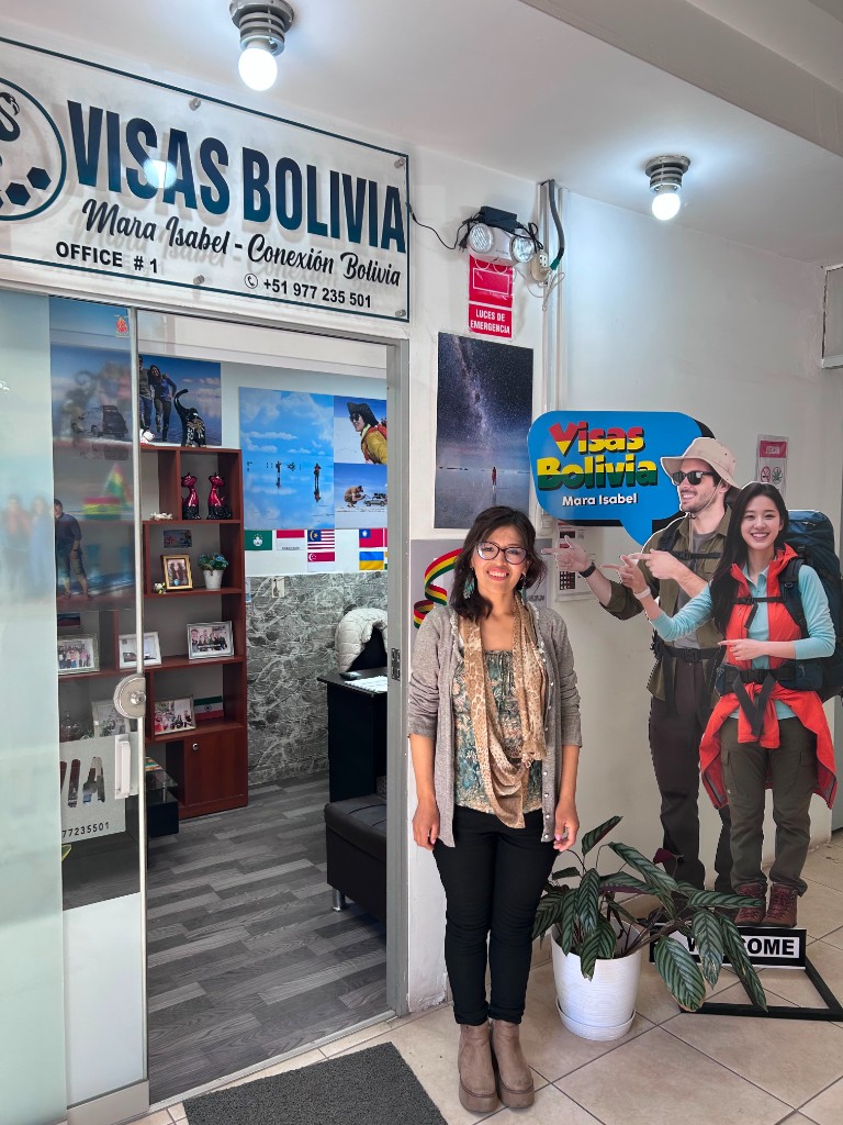 Mara Isabel en la entrada de la oficina Visas Bolivia